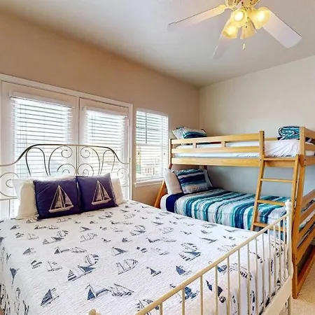 Chic 3 Bedroom Home With Pool And Hot Tub